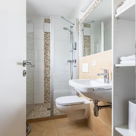 Gemutliche Private Nahe Elbe, Ruhig, Garten,tv, Kuche, Moderne Ausstattung Apartament